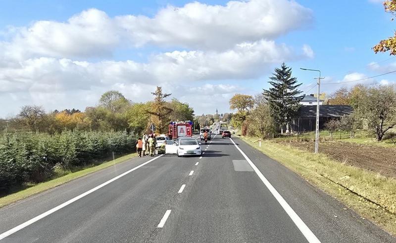 Kolizja BMW i Tesli w Szczawory�u. 20-letni kierowca ukarany mandatem. Foto: 43810_Szczaworyz_kolizja.jpg 