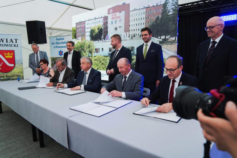 Powiatowe szpitale z Małopolski i Świętokrzyskiego nawiązały partnerską współpracę (foto 1) Powiatowe szpitale z Małopolski i Świętokrzyskiego nawiązały partnerską współpracę . Foto: 43057_porozumienie_pomiedzy_szptalami_1.jpg