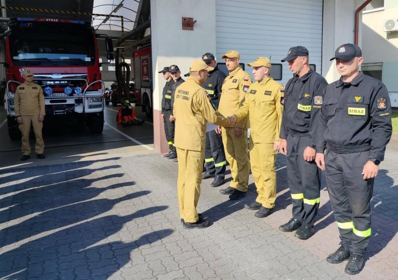 Nie był na służbie, ale ruszył z pomocą. Strażak z Buska-Zdroju wyróżniony za wzorową postawę (foto 1) Nie był na służbie, ale ruszył z pomocą. Strażak z Buska-Zdroju wyróżniony za wzorową postawę. Foto: 43073_wyroznienie_dla_strazaka_za_postawe.jpg