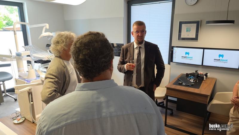 Matdent oficjalnie otwarty. Nowa klinika stomatologiczna w Busku-Zdroju rozpoczęła działalność (foto 3) Matdent oficjalnie otwarty. Nowa klinika stomatologiczna w Busku-Zdroju rozpoczęła działalność. Foto: 43081_otwarcie_kliniki_matdent_busko_2026111.jpg