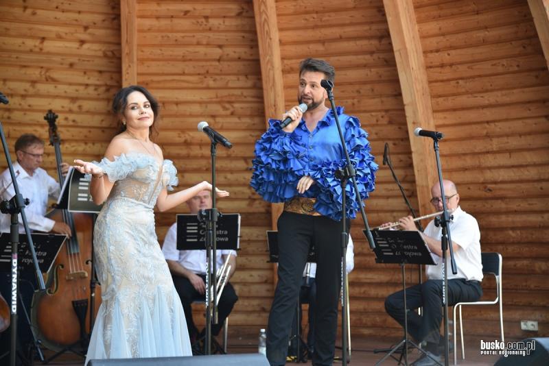 Przeboje Wiedeńskiej Operetki zachwyciły publiczność w Busku-Zdroju (foto 1) Przeboje Wiedeńskiej Operetki zachwyciły publiczność w Busku-Zdroju. Foto: 43084_festiwal_jamroz_koncert_wiedenska_operetka_park_zdrojowy_2026_075.JPG