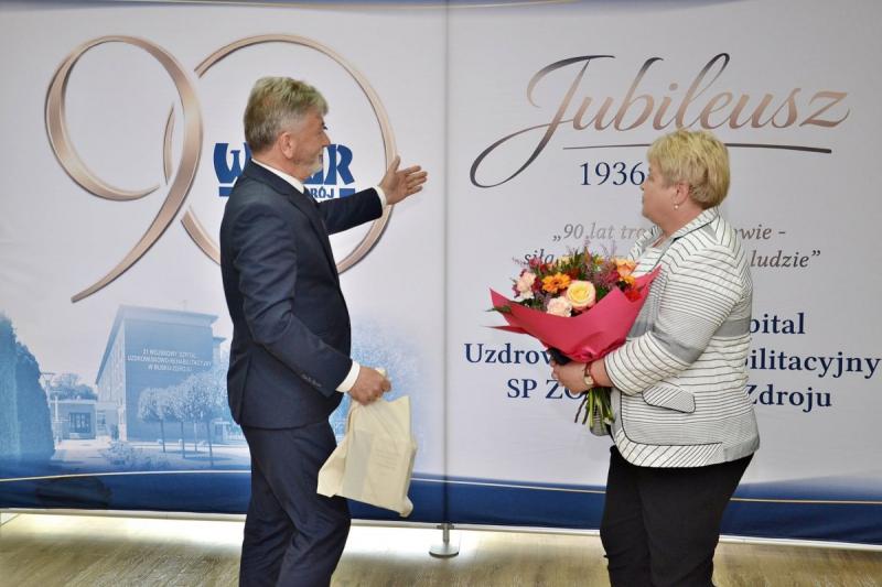 Zmiana na stanowisku dyrektora 21 Wojskowego Szpitala w Busku-Zdroju. Placówką pokieruje Mariola Marchewka (foto 2) Zmiana na stanowisku dyrektora 21 Wojskowego Szpitala w Busku-Zdroju. Placówką pokieruje Mariola Marchewka. Foto: 43123_mariola_marchewka_dyrektorem_szpitala_wojskowego_2.jpg