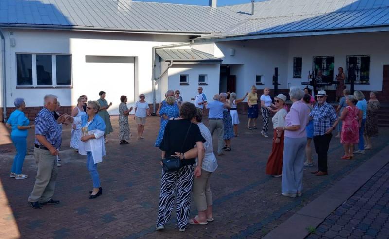 Razem dla Seniorów w Busku-Zdroju. Piknik połączył integrację z nauką bezpieczeństwa (foto 15) Razem dla Seniorów w Busku-Zdroju. Piknik połączył integrację z nauką bezpieczeństwa. Foto: 43134_piknik_razem_dla_seniorow_parafia_bozego_ciala_014.jpg
