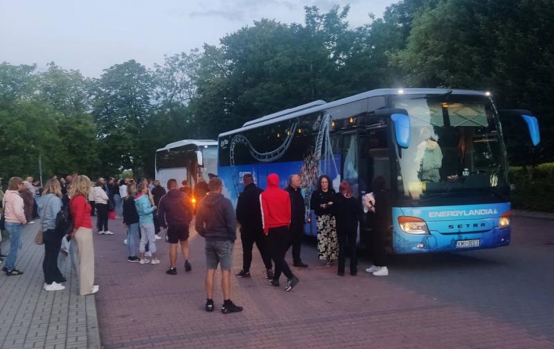Ponad 80 dzieci z powiatu buskiego wyjechało na wakacje nad morze. Przed nimi 12 dni pełnych atrakcji (foto 13) Ponad 80 dzieci z powiatu buskiego wyjechało na wakacje nad morze. Przed nimi 12 dni pełnych atrakcji. Foto: 43282_stowarzyszenie_razem_dzieciom_wyjazd_dzieci_na_kolonie_010.jpg