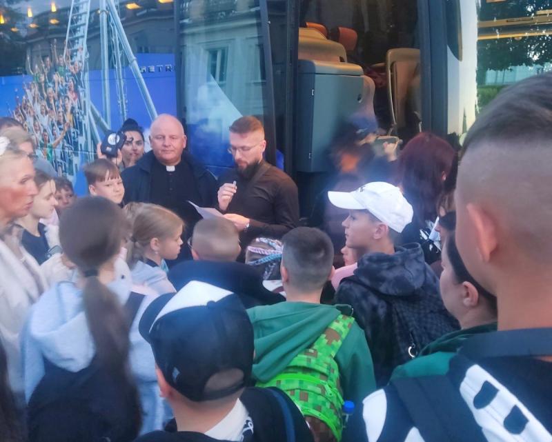 Ponad 80 dzieci z powiatu buskiego wyjechało na wakacje nad morze. Przed nimi 12 dni pełnych atrakcji (foto 12) Ponad 80 dzieci z powiatu buskiego wyjechało na wakacje nad morze. Przed nimi 12 dni pełnych atrakcji. Foto: 43282_stowarzyszenie_razem_dzieciom_wyjazd_dzieci_na_kolonie_011.jpg