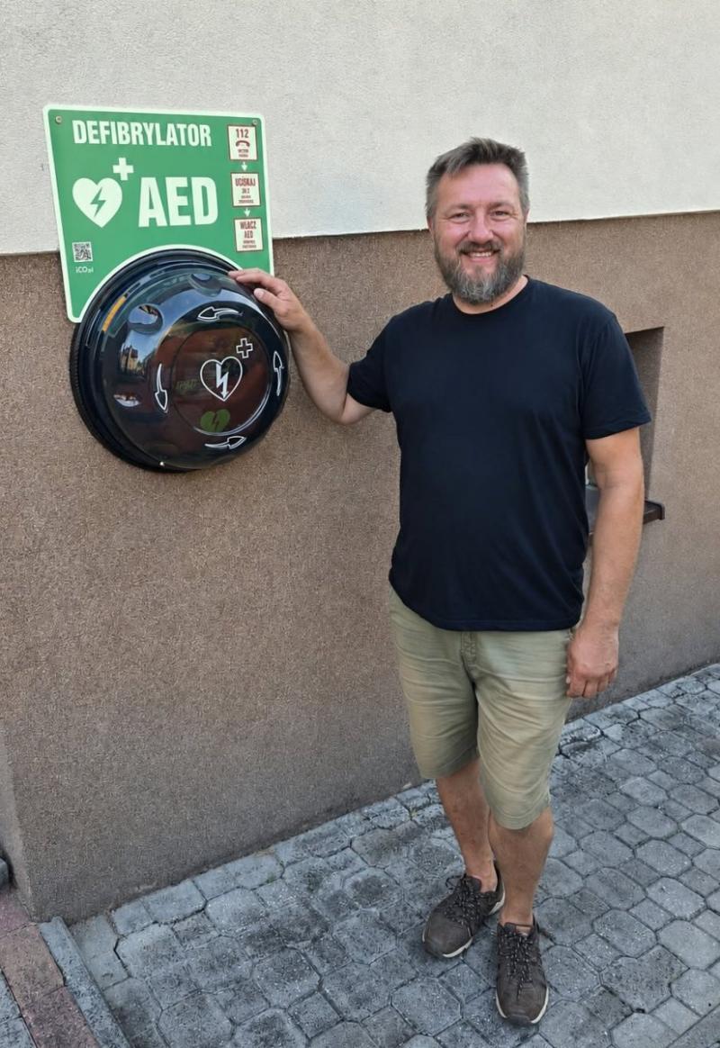 Zbrodzice stawiają na bezpieczeństwo. Ogólnodostępny defibrylator AED i przeszkoleni mieszkańcy mogą ratować życie (foto 1) Zbrodzice stawiają na bezpieczeństwo. Ogólnodostępny defibrylator AED i przeszkoleni mieszkańcy mogą ratować życie. Foto: 43306_defibrylator_zbrodzice_3.jpg