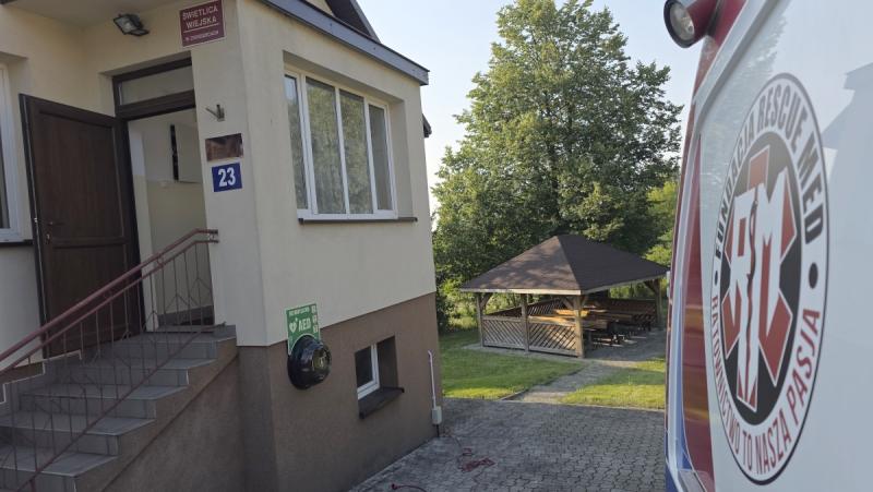Zbrodzice stawiają na bezpieczeństwo. Ogólnodostępny defibrylator AED i przeszkoleni mieszkańcy mogą ratować życie (foto 2) Zbrodzice stawiają na bezpieczeństwo. Ogólnodostępny defibrylator AED i przeszkoleni mieszkańcy mogą ratować życie. Foto: 43306_defibrylator_zbrodzice_4.jpg