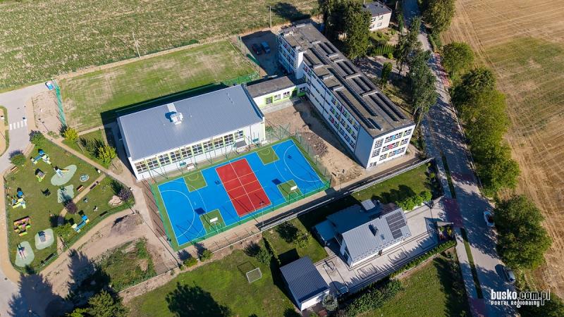 Wojewódzka inauguracja roku szkolnego 2026/2027 w Pacanowie. Uczniowie wrócili do odnowionej szkoły (foto 2) Wojewódzka inauguracja roku szkolnego 2026/2027 w Pacanowie. Uczniowie wrócili do odnowionej szkoły. Foto: 43451_wojewodzkie_rozpoczecie_roku_szkolnego_pacanow_2026_001.jpg