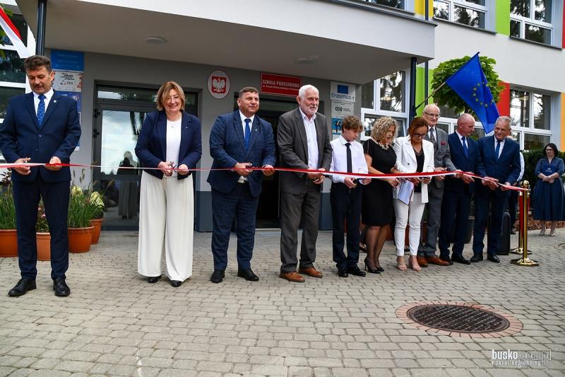 Wojewódzka inauguracja roku szkolnego 2026/2027 w Pacanowie. Uczniowie wrócili do odnowionej szkoły (foto 1) Wojewódzka inauguracja roku szkolnego 2026/2027 w Pacanowie. Uczniowie wrócili do odnowionej szkoły. Foto: 43451_wojewodzkie_rozpoczecie_roku_szkolnego_pacanow_2026_076.jpg