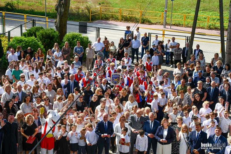 Wojewódzka inauguracja roku szkolnego 2026/2027 w Pacanowie. Uczniowie wrócili do odnowionej szkoły (foto 3) Wojewódzka inauguracja roku szkolnego 2026/2027 w Pacanowie. Uczniowie wrócili do odnowionej szkoły. Foto: 43451_wojewodzkie_rozpoczecie_roku_szkolnego_pacanow_2026_089.jpg