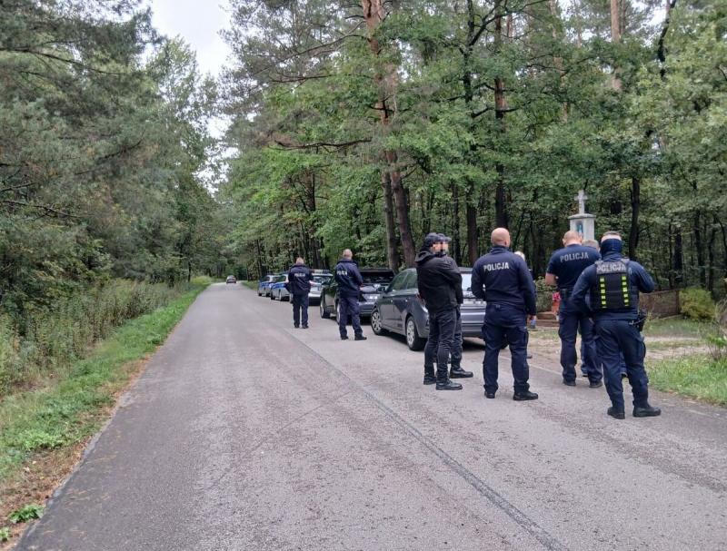 Wciąż trwają poszukiwania Wiesława Klisia. 66-latek wyszedł na grzyby i nie wrócił (foto 1) Wciąż trwają poszukiwania Wiesława Klisia. 66-latek wyszedł na grzyby i nie wrócił. Foto: 43581_trwaja_poszukiwania_zaginionego_piasek_wielki_1.jpg